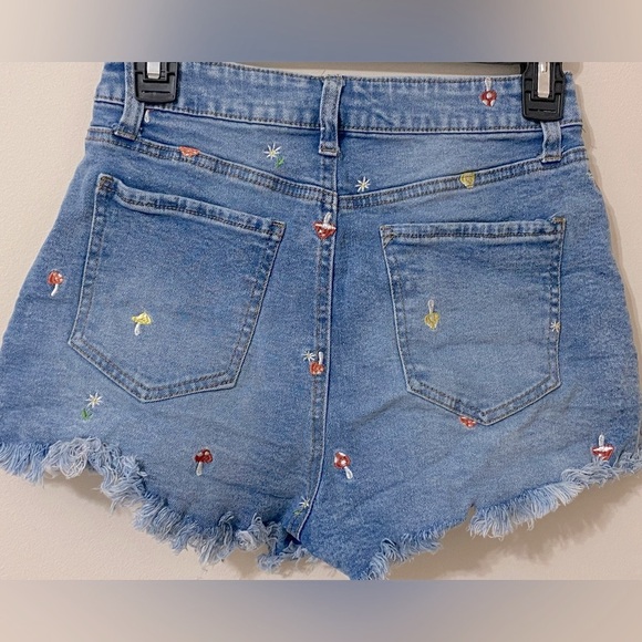 Tinseltown Mushroom Embroidered Frayed Denim Shorts Size 7 - Picture 5 of 13